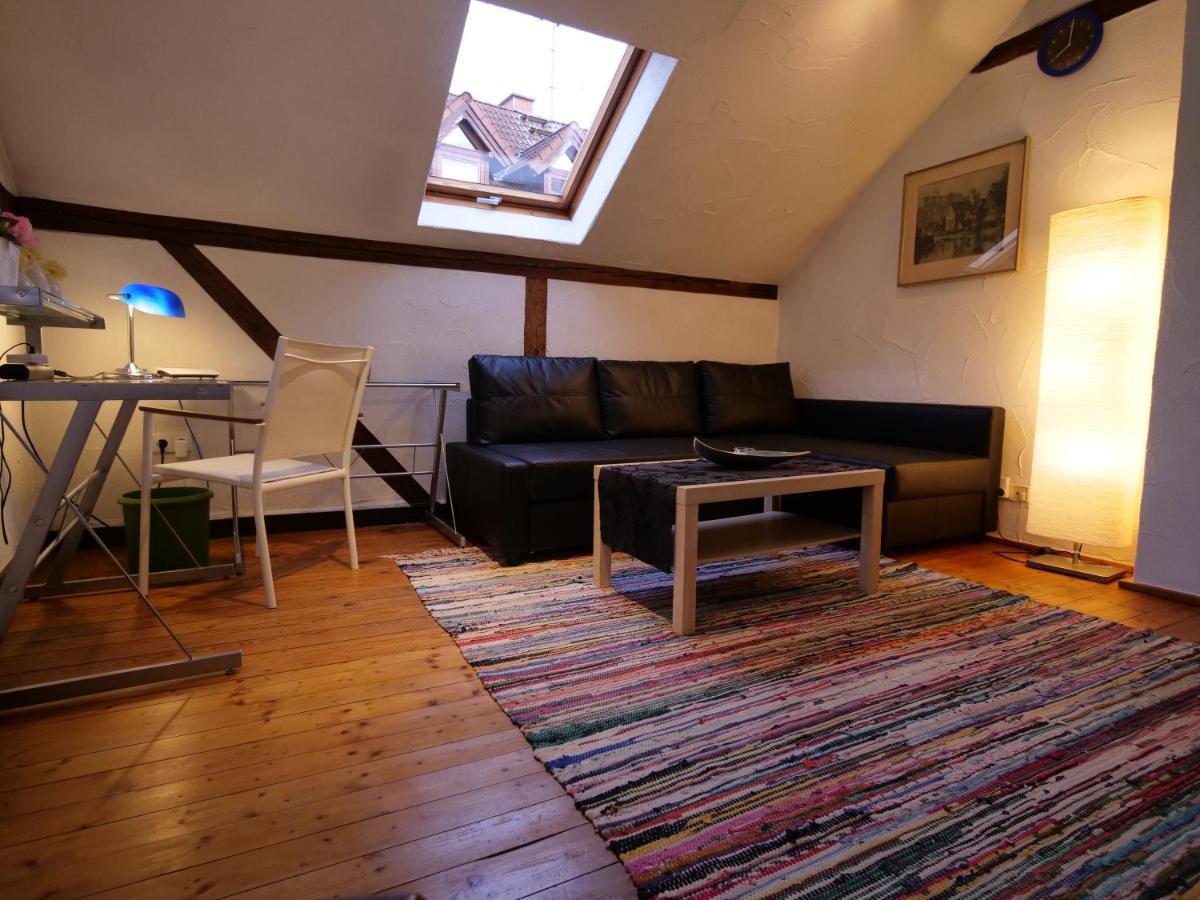 Fachwerkhaus In Ruhiger Altstadt By Rabe - Free Netflix & Eigene Terrasse คาร์ลสรูเฮอ ภายนอก รูปภาพ